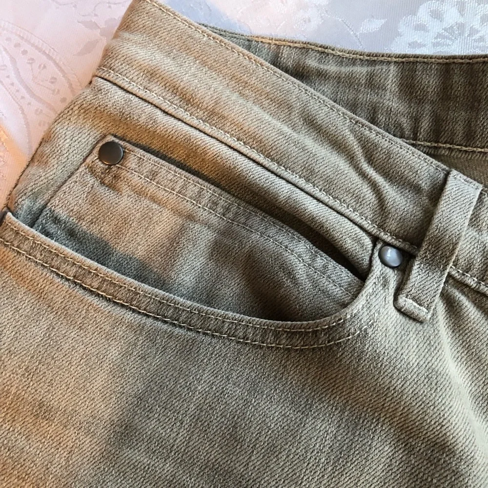 Eileen Fisher High-Waisted Gray Cropped Folded Denim Jeans Pants Women’s 12